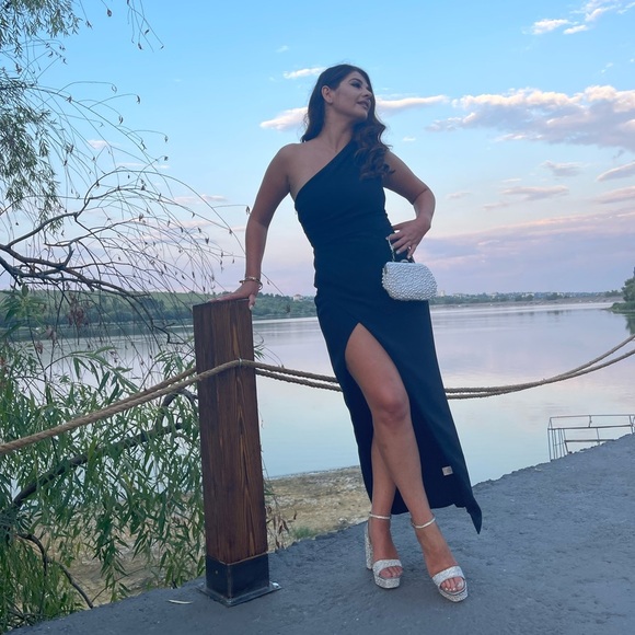 Alexia Admor
Alessi One-Shoulder Maxi Dress - Picture 4 of 5